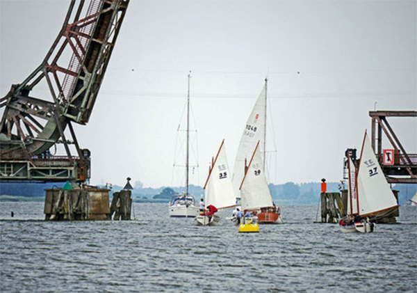 Sportboote an der Lindaunisbrücke